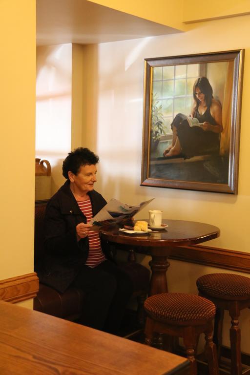 Gullane'S Hotel Балинаслоу Екстериор снимка
